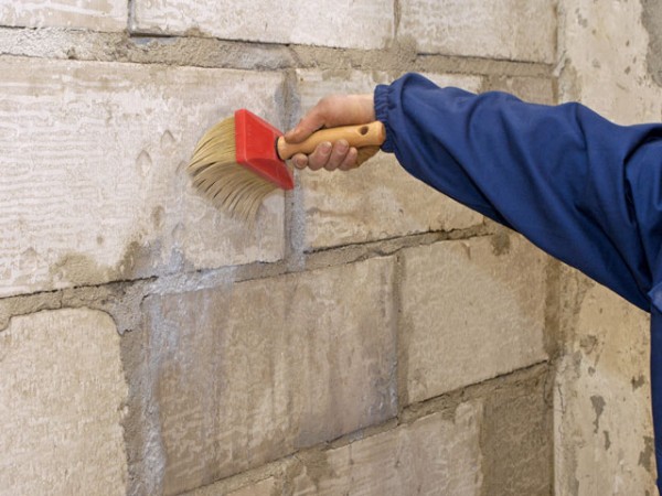 Нанесение грунтовки на бетонную поверхность